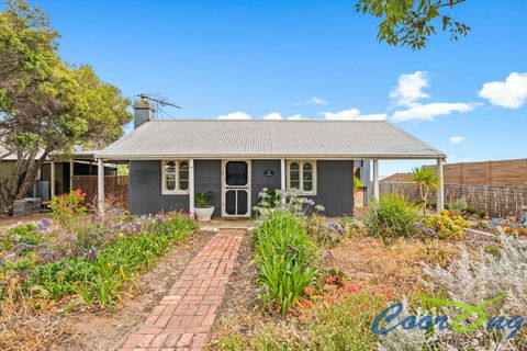 Hyde Cottage - St Kilda Accommodation 0