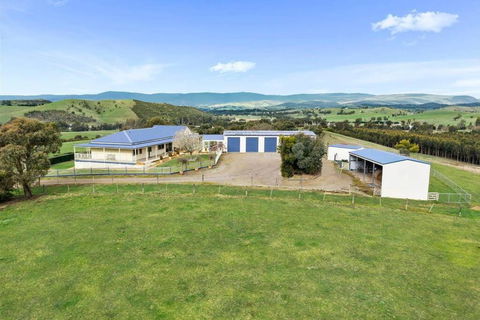 IRONBARK FARM Farmhouse On 52 Acres In The Scenic Yarra Valley - St Kilda Accommodation 1