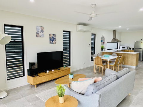 AIRLIE BEACH Delight. Hop, Skip Jump To Everything - St Kilda Accommodation 0