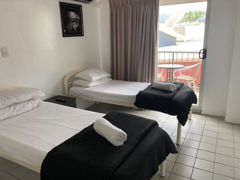 Airlie Waterfront Accommodation - St Kilda Accommodation 2