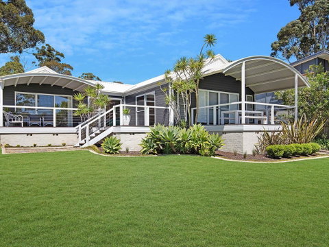 Akarana Beach House :: Jervis Bay Rentals - St Kilda Accommodation 0