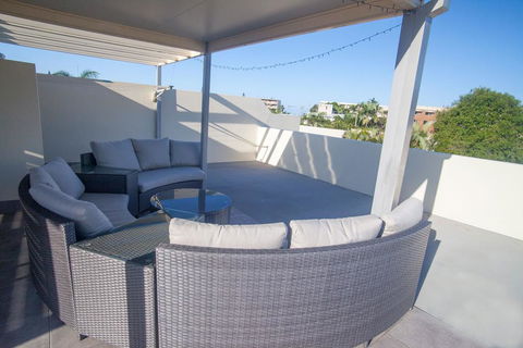 Alexandra Headland Luxury Townhouse - St Kilda Accommodation 2