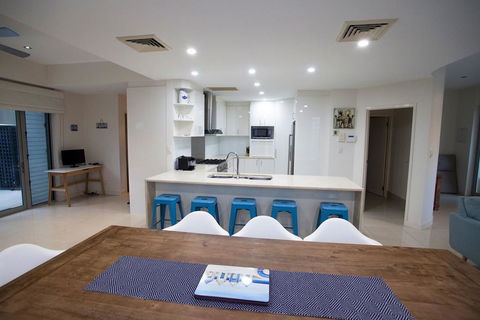 Alexandra Headland Luxury Townhouse - St Kilda Accommodation 3