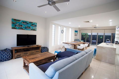 Alexandra Headland Luxury Townhouse - St Kilda Accommodation 1