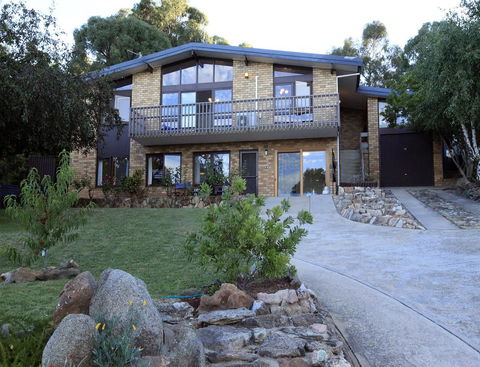 Alpine Apartment - Great Location With Views Of Lake Jindabyne - St Kilda Accommodation 0