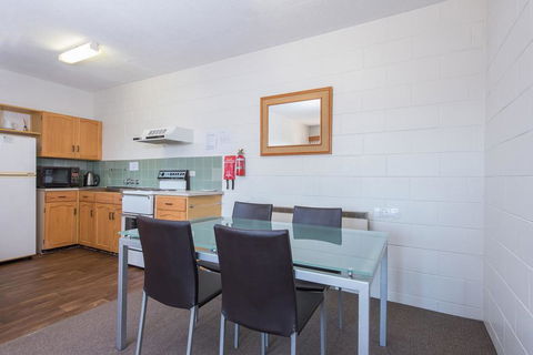 Alpine Apartment - Great Location With Views Of Lake Jindabyne - St Kilda Accommodation 3