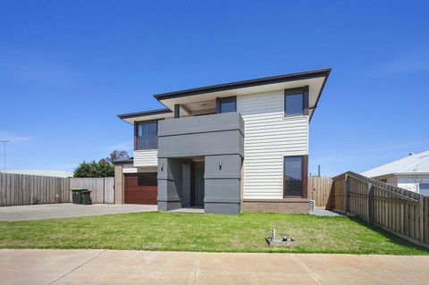 Alyxia Escape 15 - St Kilda Accommodation 1