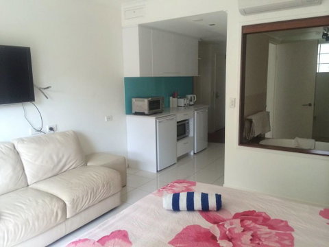 AmphoraStudioPalmCove - St Kilda Accommodation 2