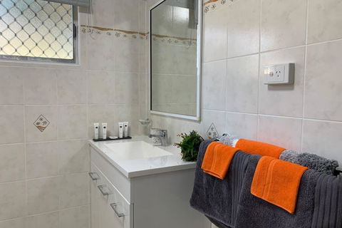 Andergrove Home With A Garden View-Wi-fi & Netflix - St Kilda Accommodation 1