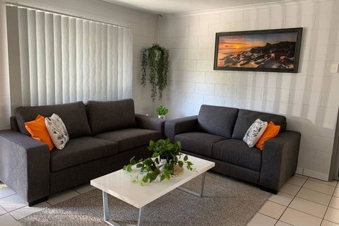 Andergrove Home With A Garden View-Wi-fi & Netflix - St Kilda Accommodation 0