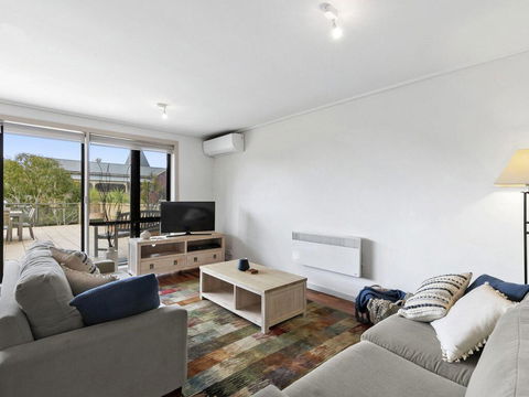 APARTMENT 23 PACIFIC APARTMENTS - Sit On The Deck And Soak In The View - St Kilda Accommodation 3