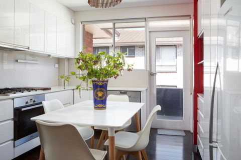 Apartment With Balcony And Parking Near Racecourse - St Kilda Accommodation 3