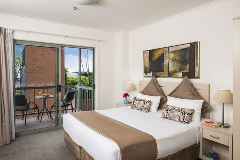 Apartments @ 243 Pyrmont - St Kilda Accommodation 2