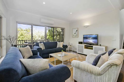 APOLLO BAY HOLIDAY HOUSE - Walk To Beach + Wifi - St Kilda Accommodation 0
