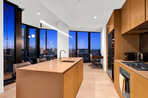 Luxurious Sub Penthouse With 280 Degree City Views - St Kilda Accommodation 0