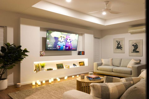Luxury Sunny Oasis With Pool, SUV Hire, Near Marina - St Kilda Accommodation 2
