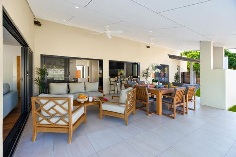 Luxury Sunny Oasis With Pool, SUV Hire, Near Marina - St Kilda Accommodation 3