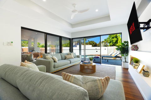 Luxury Sunny Oasis With Pool, SUV Hire, Near Marina - St Kilda Accommodation 1