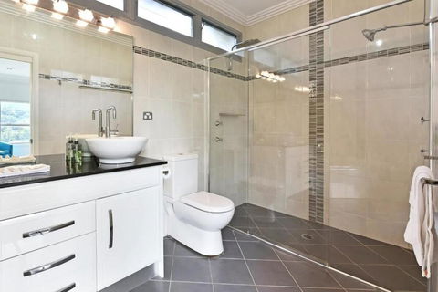 Luxury Mandalong Mansion With Pool & Spa - St Kilda Accommodation 3
