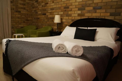 Magdala Motor Lodge & Lakeside Restaurant - St Kilda Accommodation 0