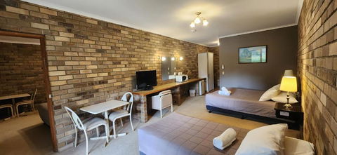 Magdala Motor Lodge & Lakeside Restaurant - St Kilda Accommodation 3
