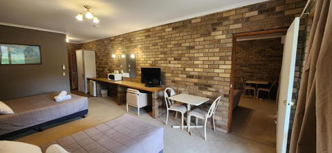 Magdala Motor Lodge & Lakeside Restaurant - St Kilda Accommodation 1
