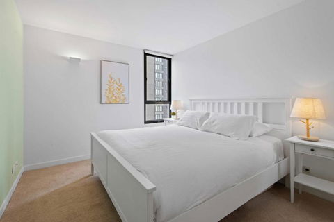 Modern 1-Bed City Apartment With Pool And Gym - St Kilda Accommodation 2