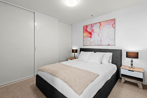 Modern 1-Bed & City Views, Steps From Racecourse - St Kilda Accommodation 1