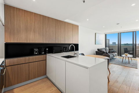 Modern 1-Bed & City Views, Steps From Racecourse - St Kilda Accommodation 2