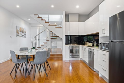 Modern 2-Bed Home In Brunswick With Courtyard - St Kilda Accommodation 3