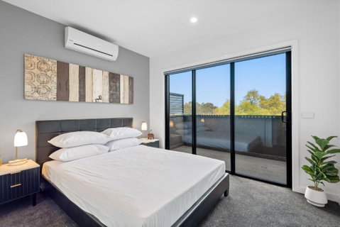 Modern 2-Bed Home In Brunswick With Courtyard - St Kilda Accommodation 1