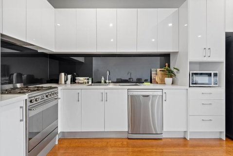 Modern 2-Bed Home In Brunswick With Courtyard - St Kilda Accommodation 2