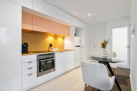 Modern 2BR Apt W City Views, Balcony & Wi-Fi - St Kilda Accommodation 1
