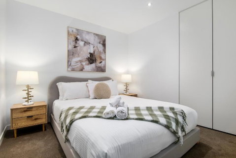 Modern 2BR Apt W City Views, Balcony & Wi-Fi - St Kilda Accommodation 3