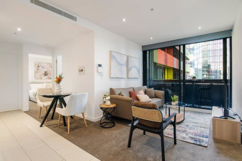 Modern 2BR Apt W City Views, Balcony & Wi-Fi - St Kilda Accommodation 2
