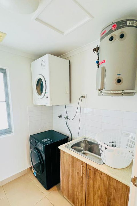 Modern 3 Bedroom Apartment In Darwin City - St Kilda Accommodation 1