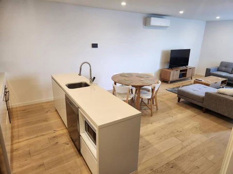 Modern Apartment Airport Area - St Kilda Accommodation 3
