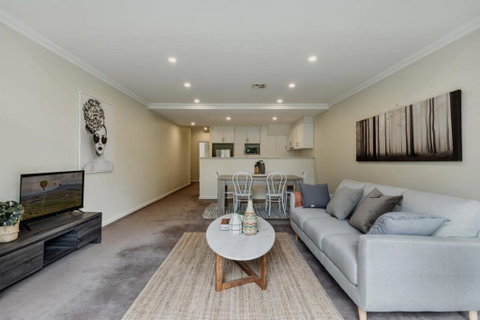 Modern Apartment In The Heart Of Canberra - St Kilda Accommodation 2