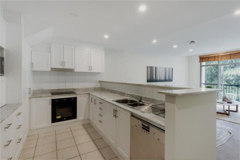 Modern Apartment In The Heart Of Canberra - St Kilda Accommodation 3