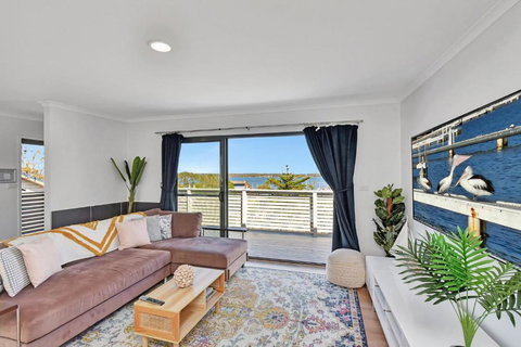 New Property Seabreeze Bungalow - Lakeview Sunset Delight At Sunshine On Lake Macquarie - St Kilda Accommodation 2