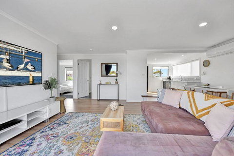 New Property Seabreeze Bungalow - Lakeview Sunset Delight At Sunshine On Lake Macquarie - St Kilda Accommodation 3