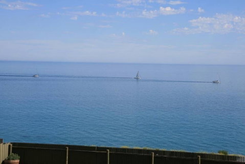 Ocean Blue KI. Absolute Ocean Front, Free WiFi - St Kilda Accommodation 3