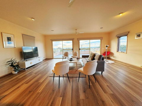 Oceanview 4B2B Two-story House With Big Balcony! - St Kilda Accommodation 0