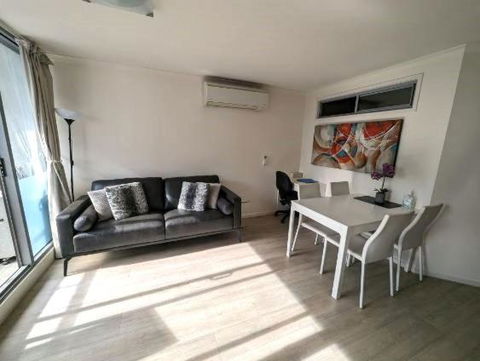 Onsite Parking, Self Check-in - St Kilda Accommodation 1