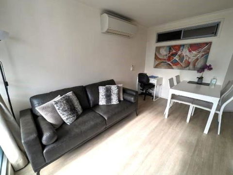 Onsite Parking, Self Check-in - St Kilda Accommodation 2