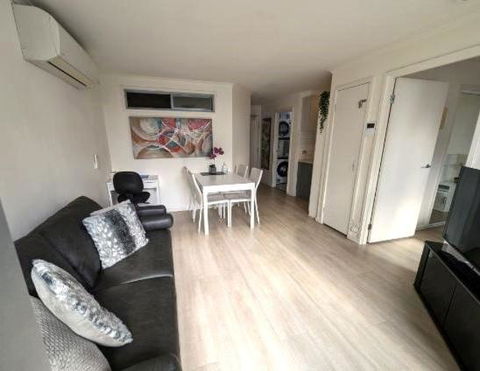 Onsite Parking, Self Check-in - St Kilda Accommodation 0