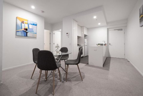 Panoramic Views 2br With Pool And Free Carpark - St Kilda Accommodation 3