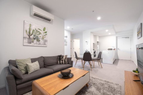 Panoramic Views 2br With Pool And Free Carpark - St Kilda Accommodation 1
