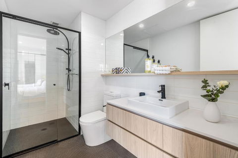 Park Life! Elegant & Sun-Filled 2 Bed 2 Bath Home In Caulfield North - St Kilda Accommodation 2