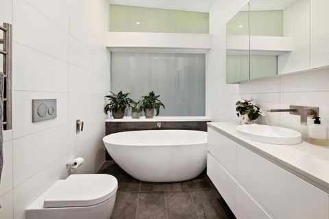 Paradise Villa - Pittwater Views - St Kilda Accommodation 2